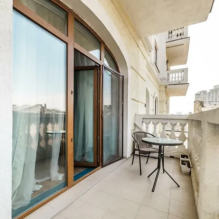 Stylish With A Balcony Overlooking The Park Apartment