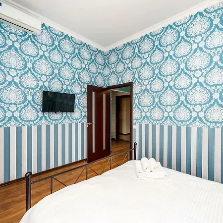 Stylish With A Balcony Overlooking The Park Apartment *