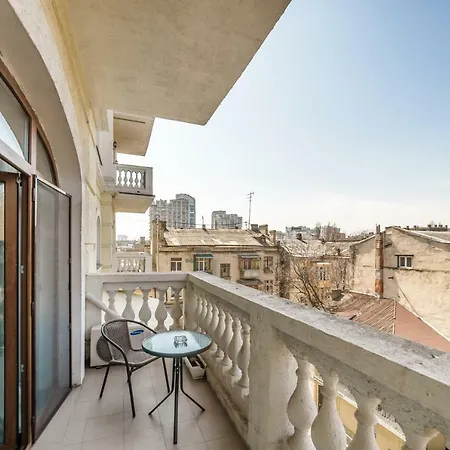 Stylish With A Balcony Overlooking The Park Apartment *