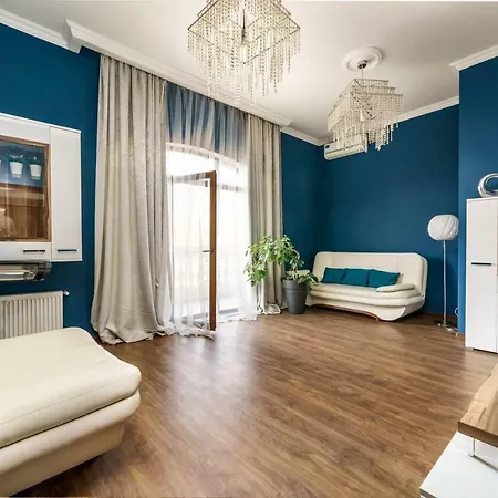 Stylish With A Balcony Overlooking The Park Apartment *