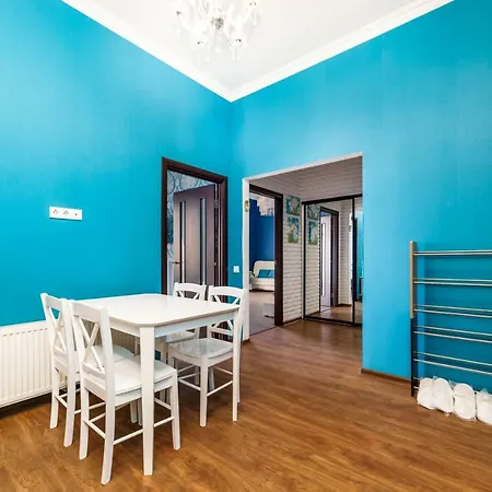 Stylish With A Balcony Overlooking The Park Apartment