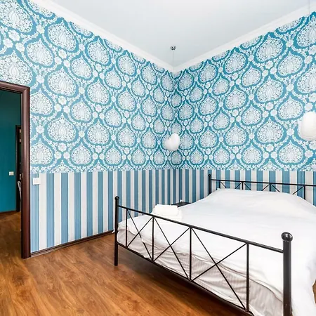 Stylish With A Balcony Overlooking The Park Apartment